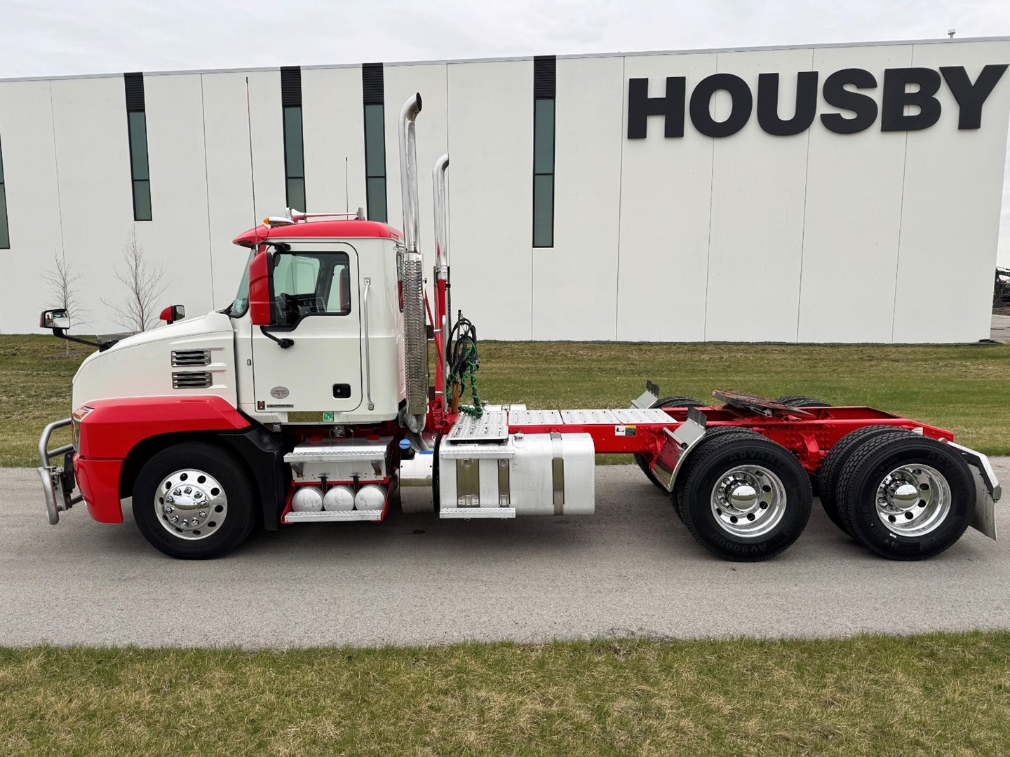 Used 2023 Mack Anthem Daycab - image 3
